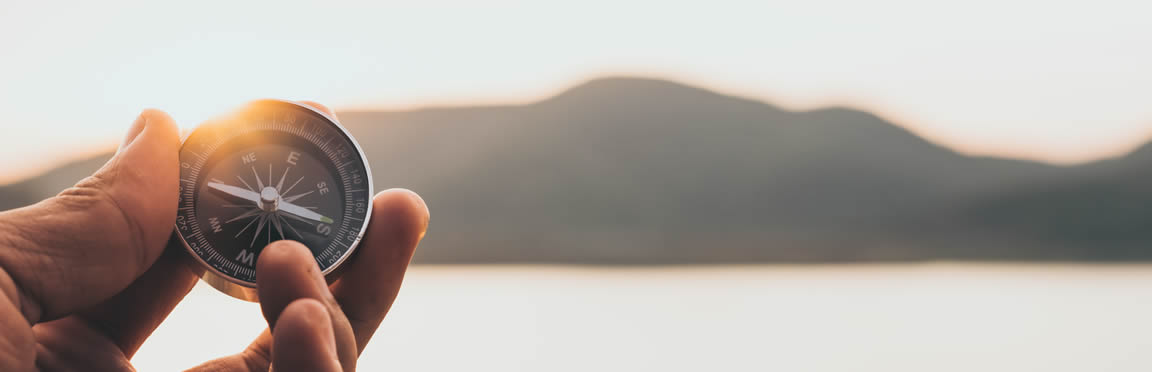 „Hand with compass at mountain road at sunset sky“: © Eakachai Leesin – shutterstock.com [https://www.shutterstock.com/de/g/eakachai+leesin] (Stockfoto-ID: 528322144)